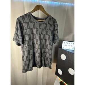 Nike T-Shirt Men Medium Gray Black Logo Logo All Over Print DR9974-021 Swoosh